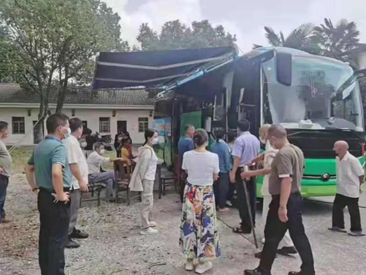 送苗上门！赢多多移动疫苗接种车开进社区