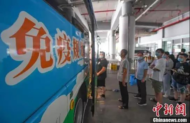 送苗上门！赢多多移动疫苗接种车开进社区