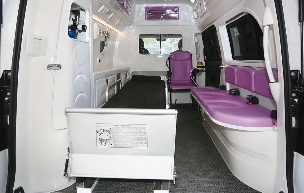 近距离观察救护车是什么体验？