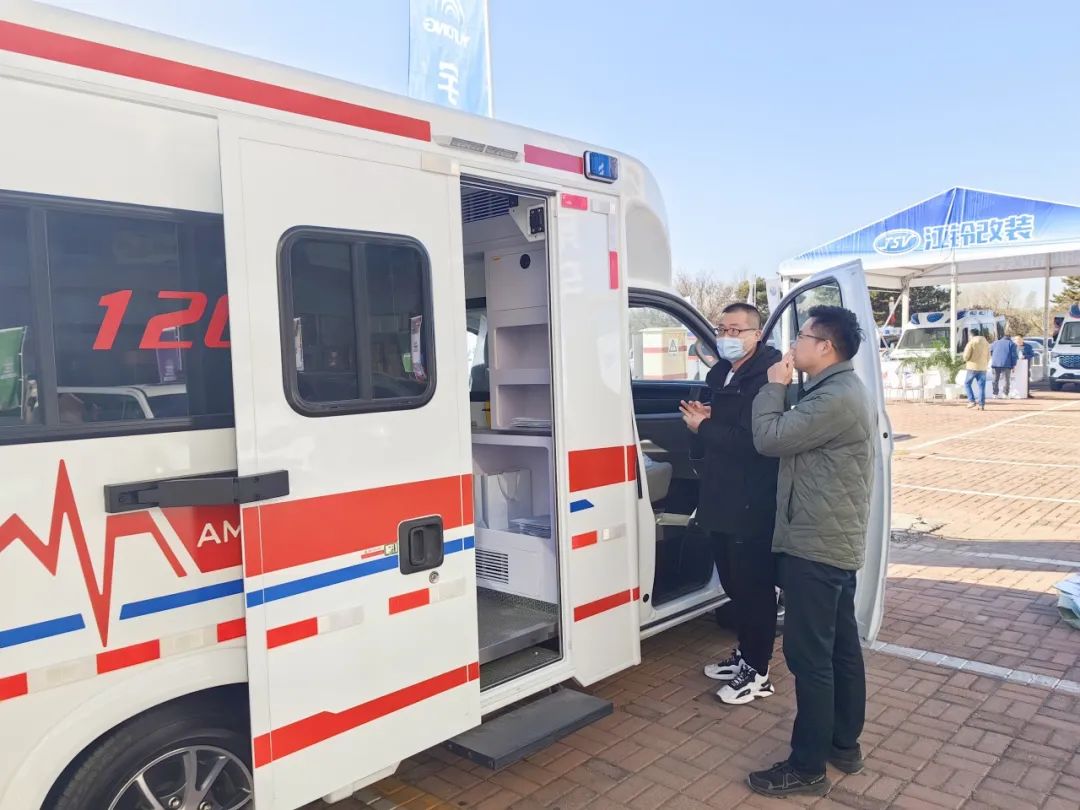 赢多多方舱救护车亮相第四届中国急救大会，匠心为生命护航