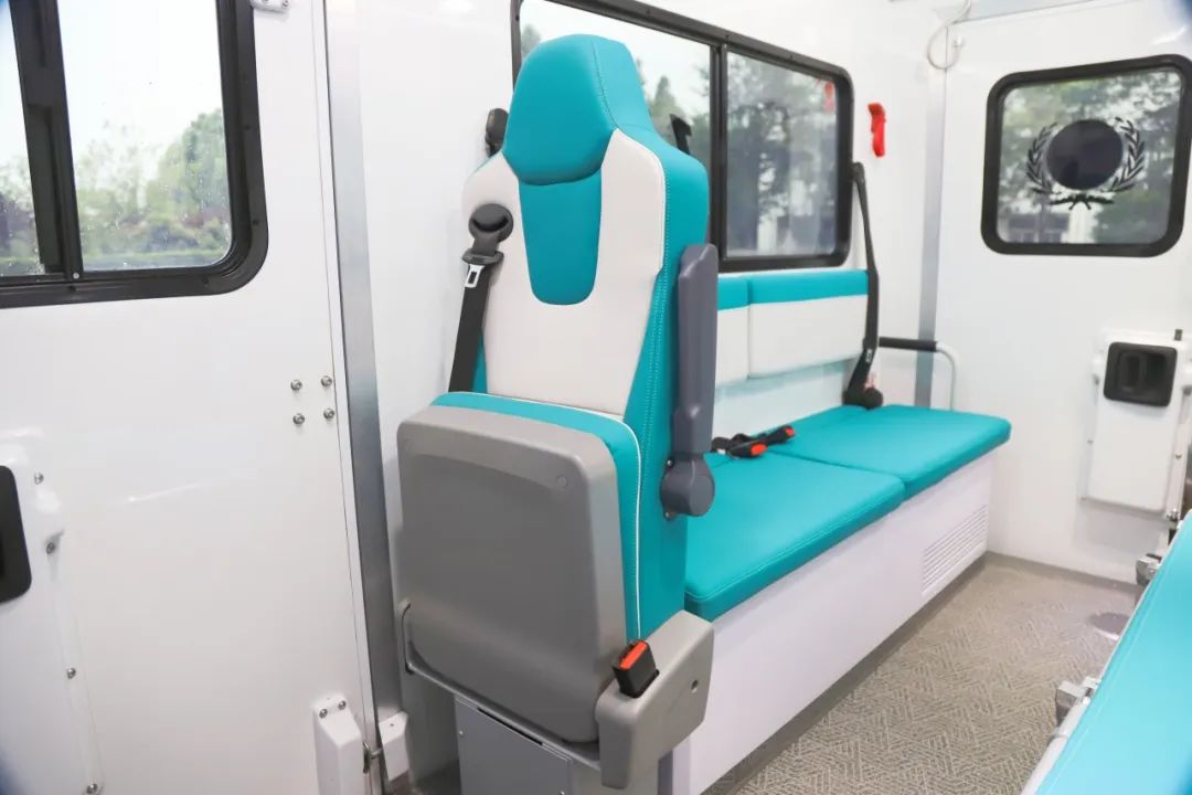 赢多多方舱救护车亮相第四届中国急救大会，匠心为生命护航